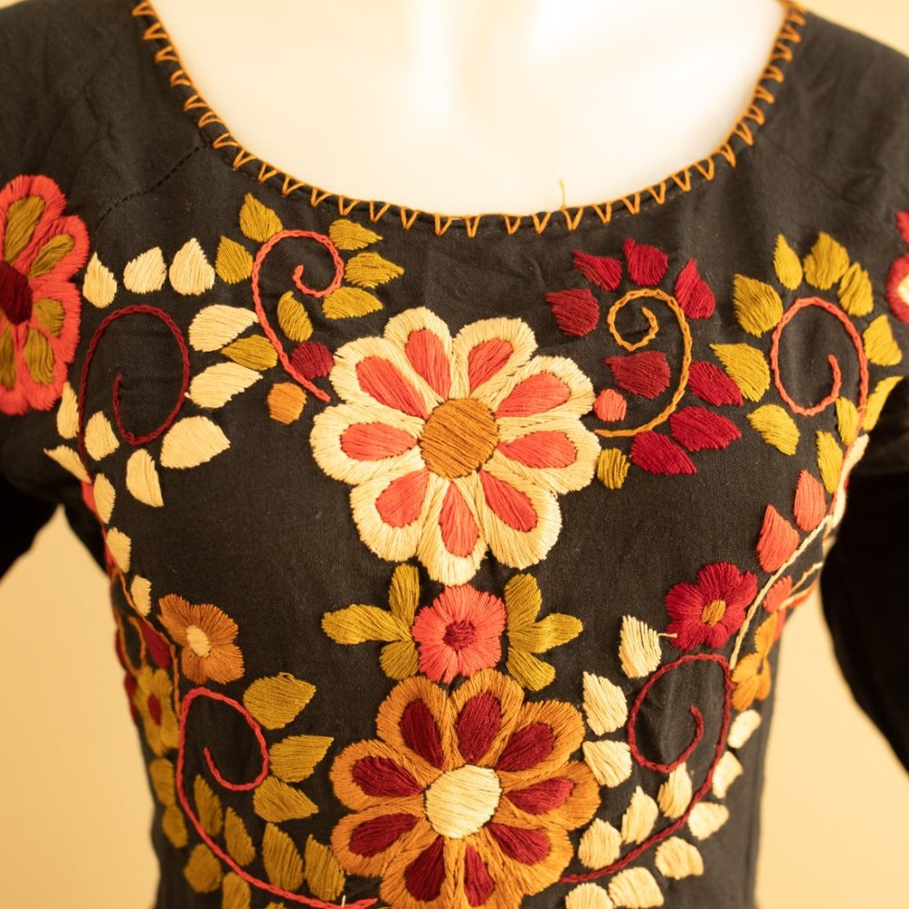 🌸 2 x $49 🌸 Beautiful hand embroidered Mexican dress - Picture 3 of 9